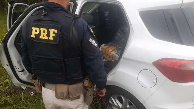 Durante persegui&ccedil;&atilde;o, traficante abandona carro com 307 quilos de maconha 
