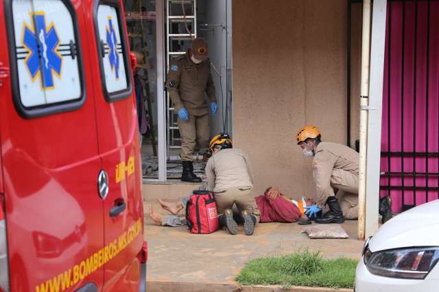 Homem despenca de 4 metros de altura ao consertar telhado de loja furtada 
