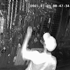 Depois de “limpa” em vitrine, ladrão volta para furtar até câmeras de segurança