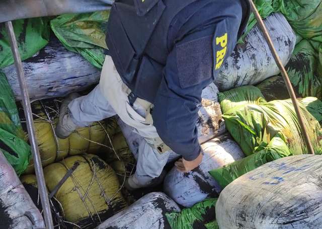 Pol&iacute;cia Rodovi&aacute;ria apreende carreta com 20 toneladas de contrabando