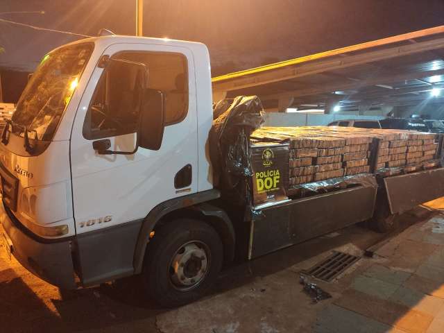 Sem disfarce, caminh&atilde;o parado na fronteira levava 3,6 toneladas de maconha