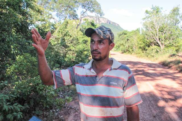 &quot;Foi como salvar minha filha&quot;, diz homem que resgatou crian&ccedil;a em enxurrada