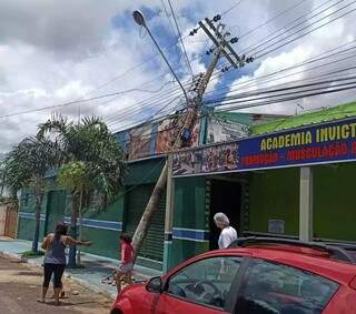 Poste de iluminação localizado na Rua Barra Mansa no Bairro Guanandi após colisão de caminhão (Foto: Direto das ruas)