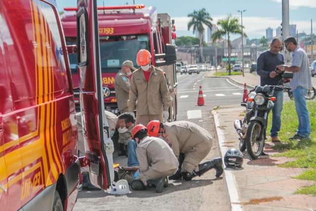 Idoso fura sinal e motos colidem em cruzamento da Av. Fernando Corrêa da Costa