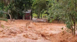 Imagem mostra a força da água após chuvarada desta terça-feira na cidade (Foto: reprodução/vídeo)