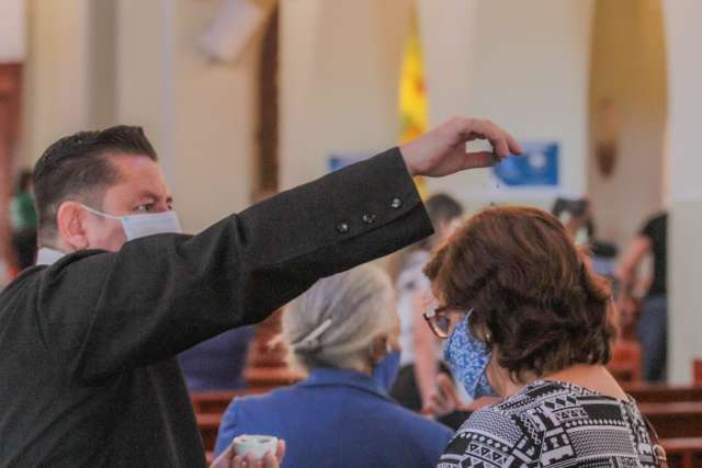 Com &ldquo;chuva de cinzas&rdquo;, igreja abre quaresma, espera 10 mil e convida &agrave; reflex&atilde;o