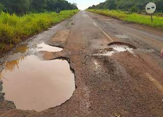 Foto mostra buraco no Km 111 da MS-040 onde ocorreu o acidente envolvendo a carreta do empresário Diogo Alex Vaz Peres, 52 anos. Foto: Direto das Ruas.