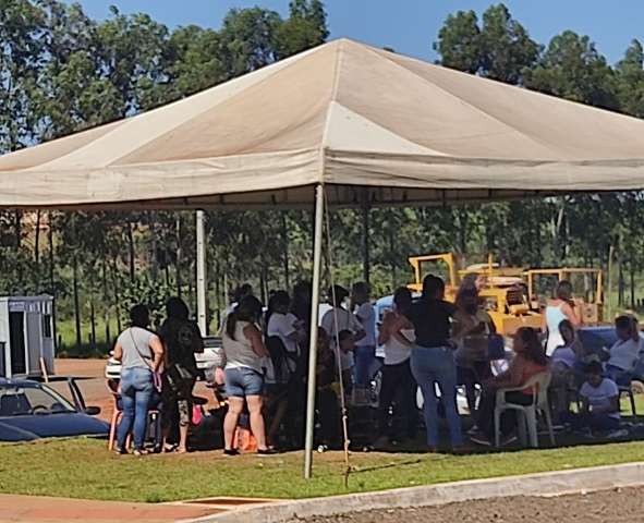 Com greve de fome enfraquecida, agora parentes falam em acampar na &quot;Superm&aacute;xima&quot;