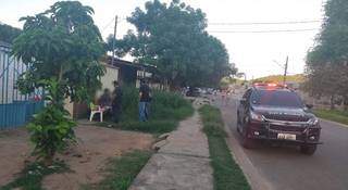 Policiais civis chegando à casa onde o menino ficou, no bairro Popular Nova. (Foto: Diário Corumbaense) 
