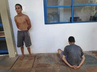 Rafael Gonçalves e o adolescente de 14 anos (de costas) que furtaram S10 hoje em Dourados (Foto: Adilson Domingos)