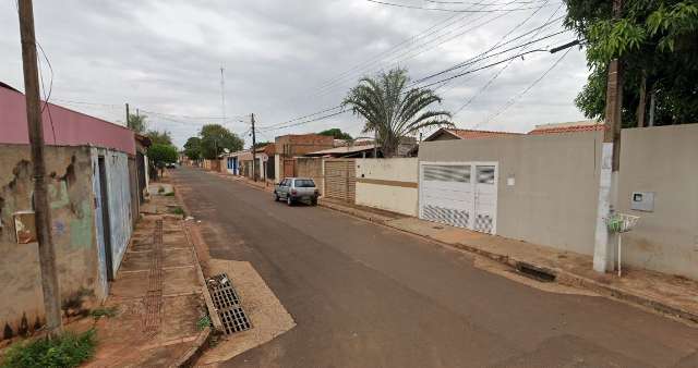 Baleado, homem bate carro em muro e filho foge no Aero Rancho