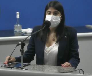 Camila Jara, na tribuna; primeira a discursar, a única vereadora mulher contou com a ajuda de tablete para ler as falas (Foto: TV Câmara/Reprodução)