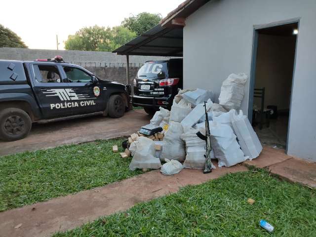 Seis criminosos s&atilde;o presos com fuzil e carga de maconha em dep&oacute;sito do tr&aacute;fico