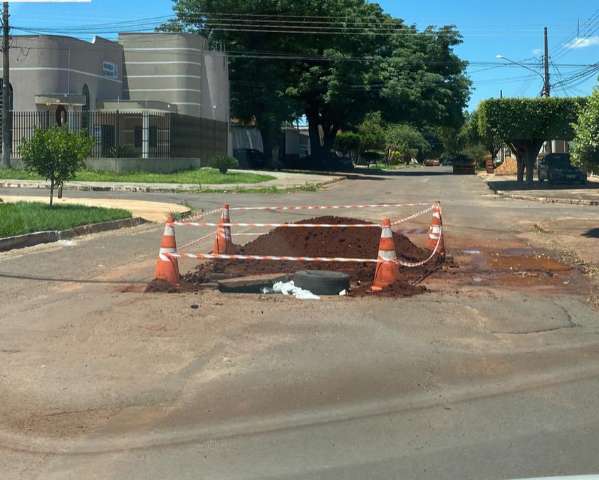 Prefeitura promete reparo no asfalto onde moradores sinalizaram buracos