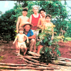 Ao lado de pau-brasil plantado há 18 anos, família recria foto que é xodó 