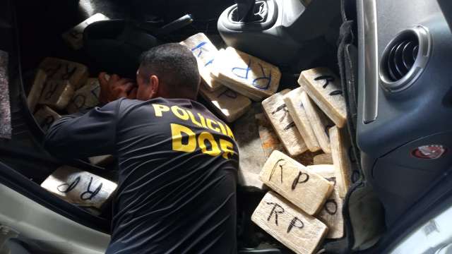 Carro levava 74 quilos de pasta-base de coca&iacute;na em fundo falso no assoalho