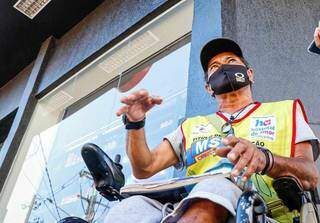 O cadeirante Marcos Vinicius reclama de falta de empátia por parte de motoristas (Foto: Henrique Kawaminami)
