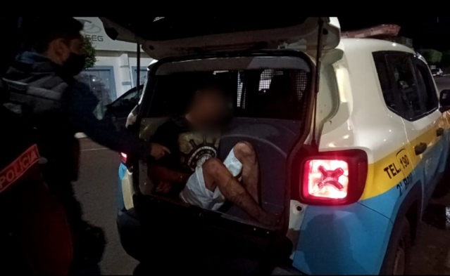 Pai abandona crian&ccedil;a de 7 anos na rua e foge com motocicleta furtada 