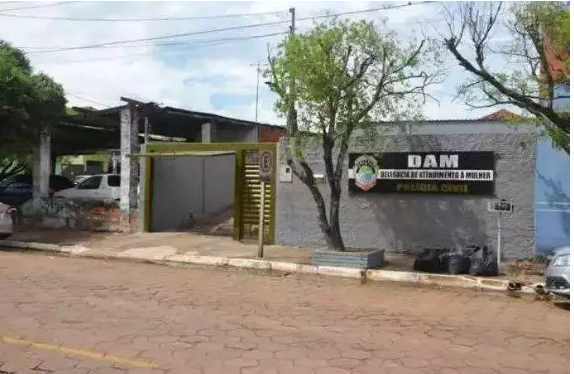 Mesmo com medida protetiva, mulher leva 8 facadas do ex
