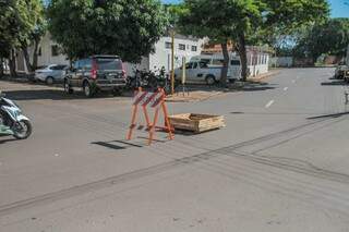 Buraco na Rua Paulo Freire esquina com Avenida Salgado Filho foi sinalizada com caixote e em seguida com placa da Agetran (Foto: Marcos Maluf)
