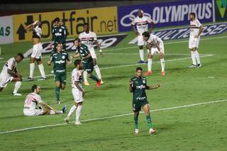 Jogadores do São Paulo lamentam gol de Rony, do Palmeiras, nos acréscimos da partida entre as equipes, válida pela 34ª rodada do Campeonato Brasileiro 2020, no Estádio do Morumbi. (Foto: Estadão Conteúdo) 