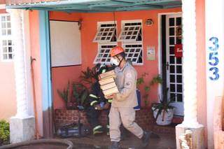 Bombeiros removem alguns objetos de dentro da fábrica (Foto: Paulo Francis)