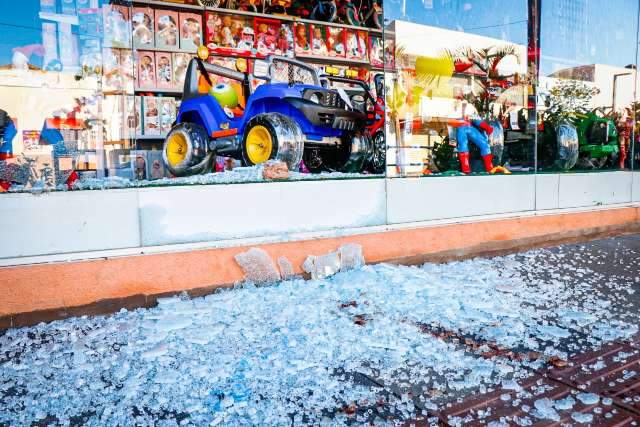 Homem &eacute; flagrado furtando loja de brinquedos e vai preso