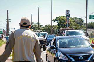 Agente de trânsito fiscalizando os motoristas na Avenida Consul Assaf Trad. (Foto: Henrique Kawaminami)