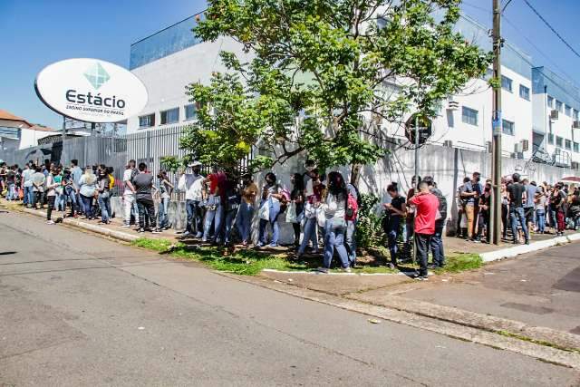 &quot;Pouca vaga e muita gente&quot;, reclamam jovens em fila enorme por est&aacute;gio