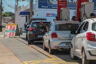 Posto formou fila de motoristas atrás de preço &#34;antigo&#34; da gasolina. (Foto: Marcos Maluf)