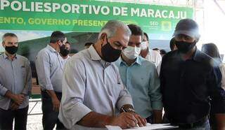 Governador assinando o documento de autorização das obras. (Foto: Chico Ribeiro)
