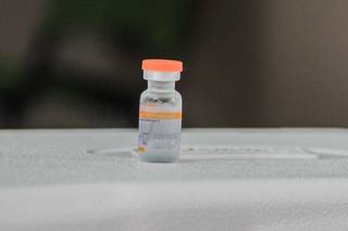 Frasco de vacina contra a covid-19. (Foto: Marcos Maluf)