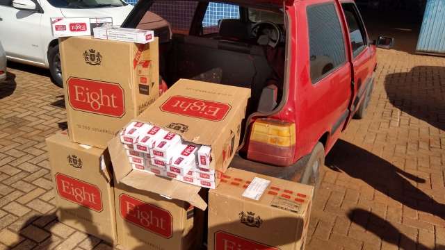 Dupla tenta despistar policiais, mas acaba presa com 2,5 mil pacotes de cigarros
