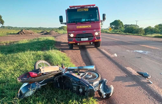 Motocicleta colidiu com trator que seguia no mesmo sentido (Foto: Lucas Nogueira/Região News)