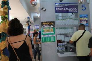 Clientes aguardando atendimento em lotérica da Capital. (Foto: Arquivo) 