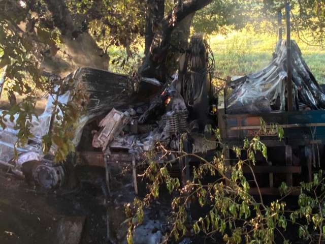 Homem morre carbonizado em acidente envolvendo caminh&atilde;o 