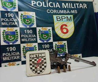 Arma apreendida com autor, de 19 anos, estava com três munições (Foto: Divulgação/PM)