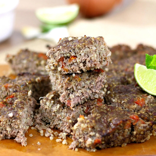 Além de super alimento, quinoa também combina muito bem na massa deste quibe (Foto: Reprodução)