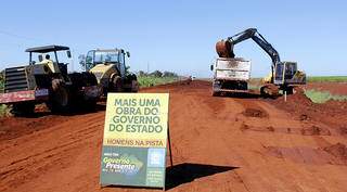 Pavimentação de 7,1 km da rodovia MS-162, que vai dar acesso ao Aeroporto Municipal (Foto: Divulgação/Governo do Estado)