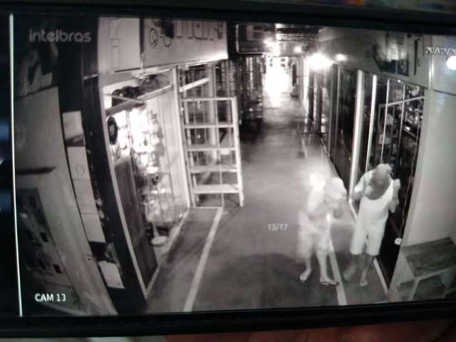 Homens invadem &quot;Shopping Barrackech&quot; e fazem guarda de ref&eacute;m