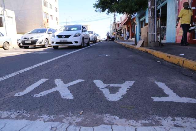 Sem t&aacute;xi no ponto, motorista v&ecirc; vagas ociosas enquanto tenta parar no Centro