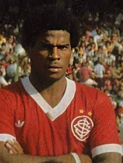 Mineiro com história no clube gaúcho, o atual morador de Corumbá com o uniforme do Internacional, em 1979 (Foto: Reprodução)