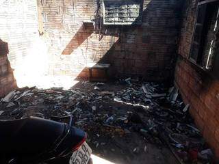 Sala ficou completamente destruída durante incêndio nesta manhã (Foto: Direto das Ruas)