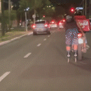 Rapaz de patins é flagrado "pegando carona" na garupa do motociclista
