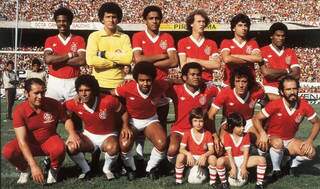Internacional campeão brasileiro de 1979; Cláudio Mineiro é o último à direita e está de pé (Foto: Reprodução)