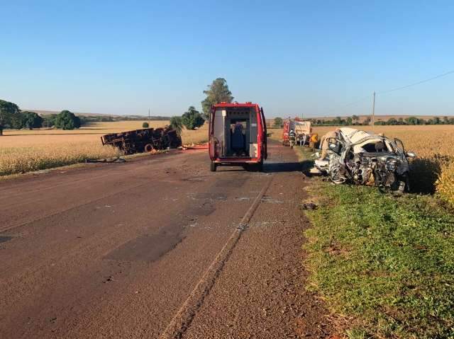 Caminh&atilde;o tomba e carro de passeio fica destru&iacute;do em colis&atilde;o frontal 