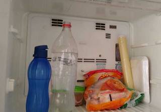 A geladeira de Edilaine descongelou com a falta de energia (Foto: Edilaine Araújo)