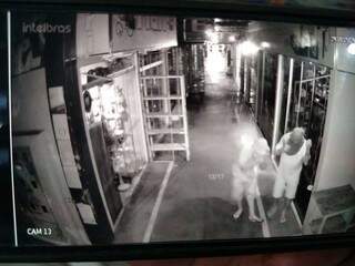 Homens que tentaram furtar lojas do Shopping (Foto: Reprodução/O Pantaneiro)