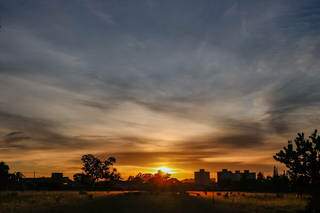 Pôr do sol em Campo Grande. (Foto: Henrique Kawaminami)