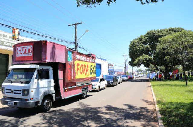 Carreata &quot;Fora Bolsonaro&quot; pede aux&iacute;lio emergencial e &quot;impeachment j&aacute;&quot;